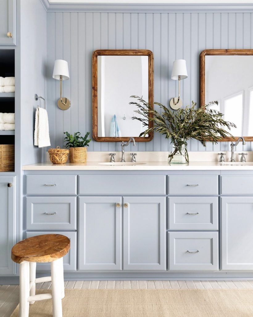 Beautiful traditional blue bathroom