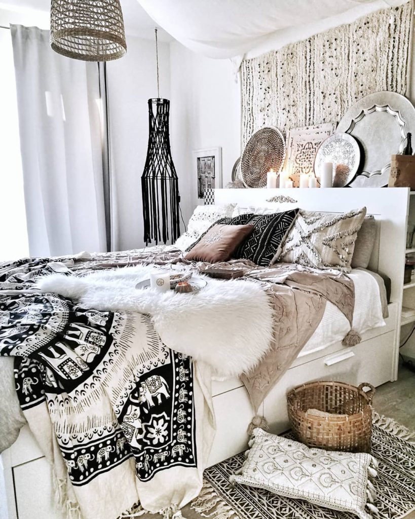 Cozy boho bed with multi-layered blankets. 